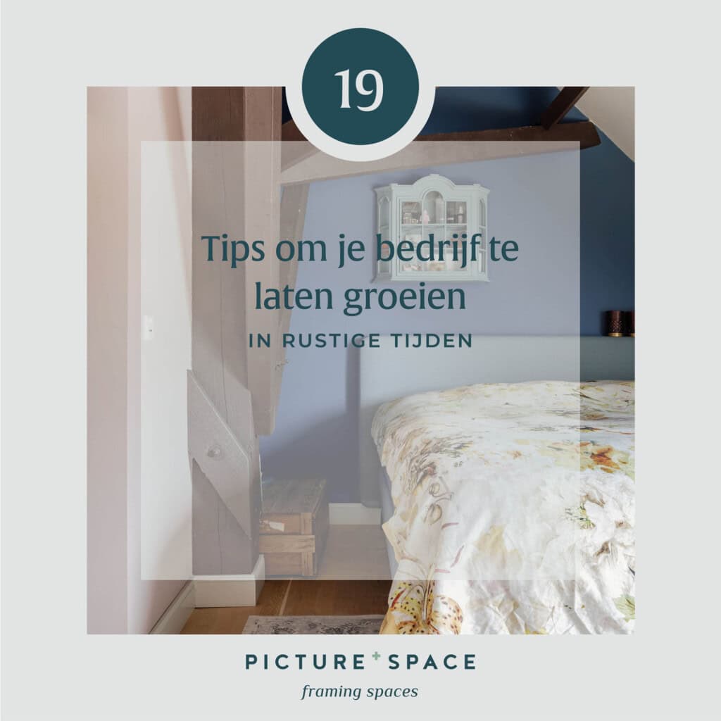 Headerafbeelding voor de blogpost: 19 tips om je bedrijf te laten groeien in rustige tijden. Op de achtergrond een foto van een slaapkamer met oude balken en een blauwe muur.