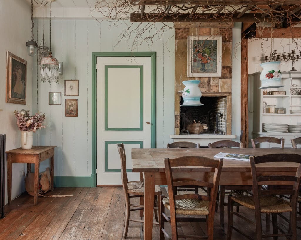 Dining room in a farmhouse with a vintage brocante interior