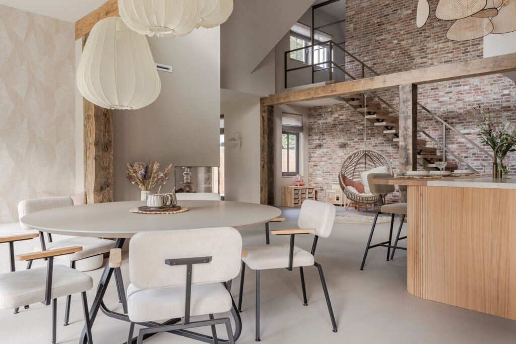 Modern interieur van Villa Bergen met een open woonkeuken, natuurlijke materialen en een gezellige zithoek.