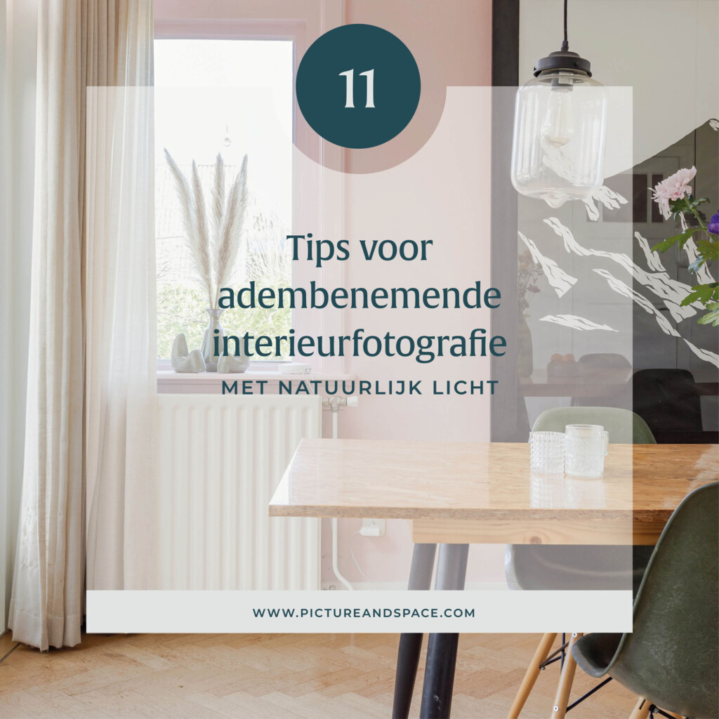 Headerafbeelding voor de blogpost: 11 tips voor adembenemende interieurfotografie met natuurlijk licht. Op de achtergrond zie je een detail van een eetkamer met een raam in een roze muur en een groot kunstwerk.