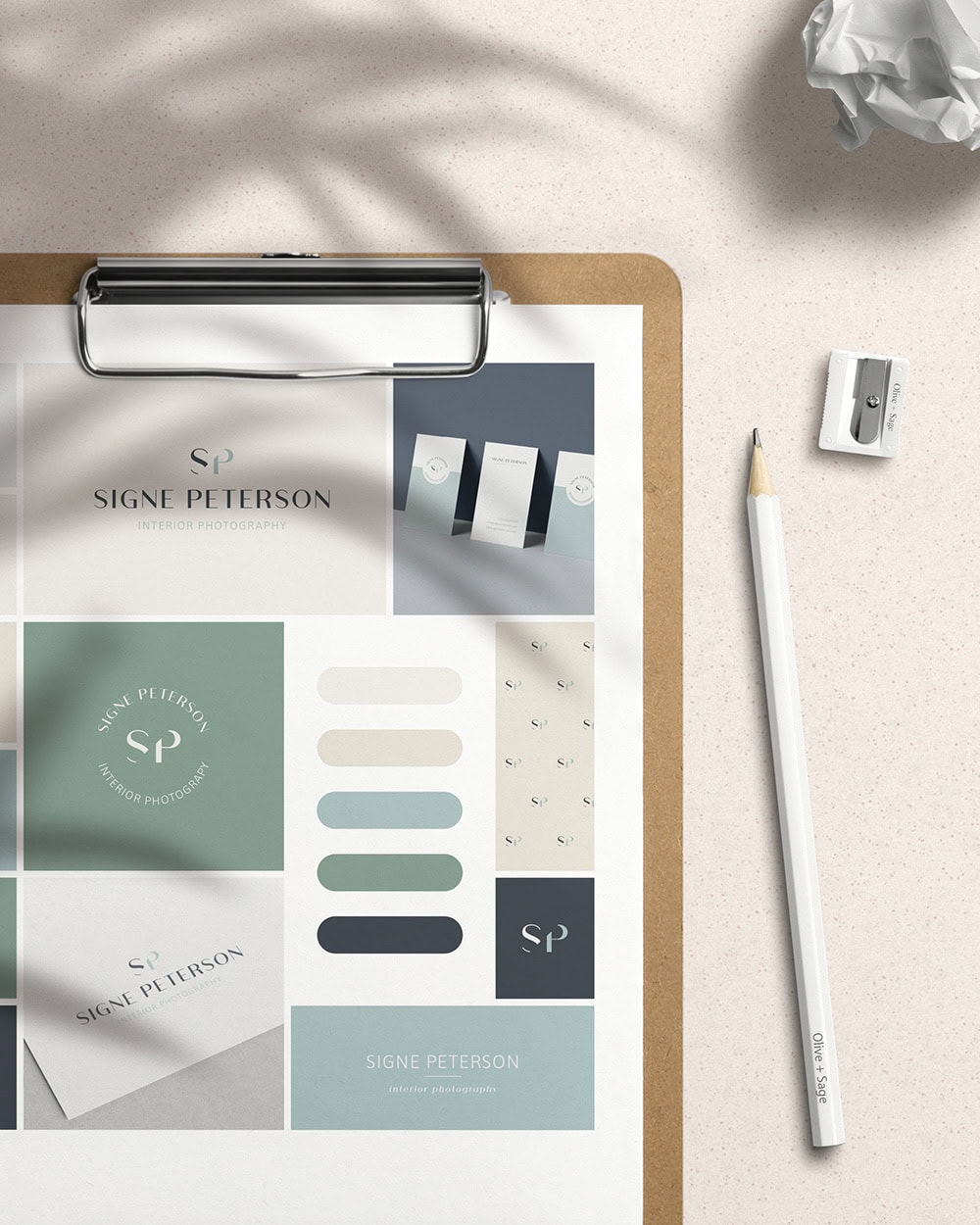 Een brand design met logo's en kleuren voor interieurfotografen