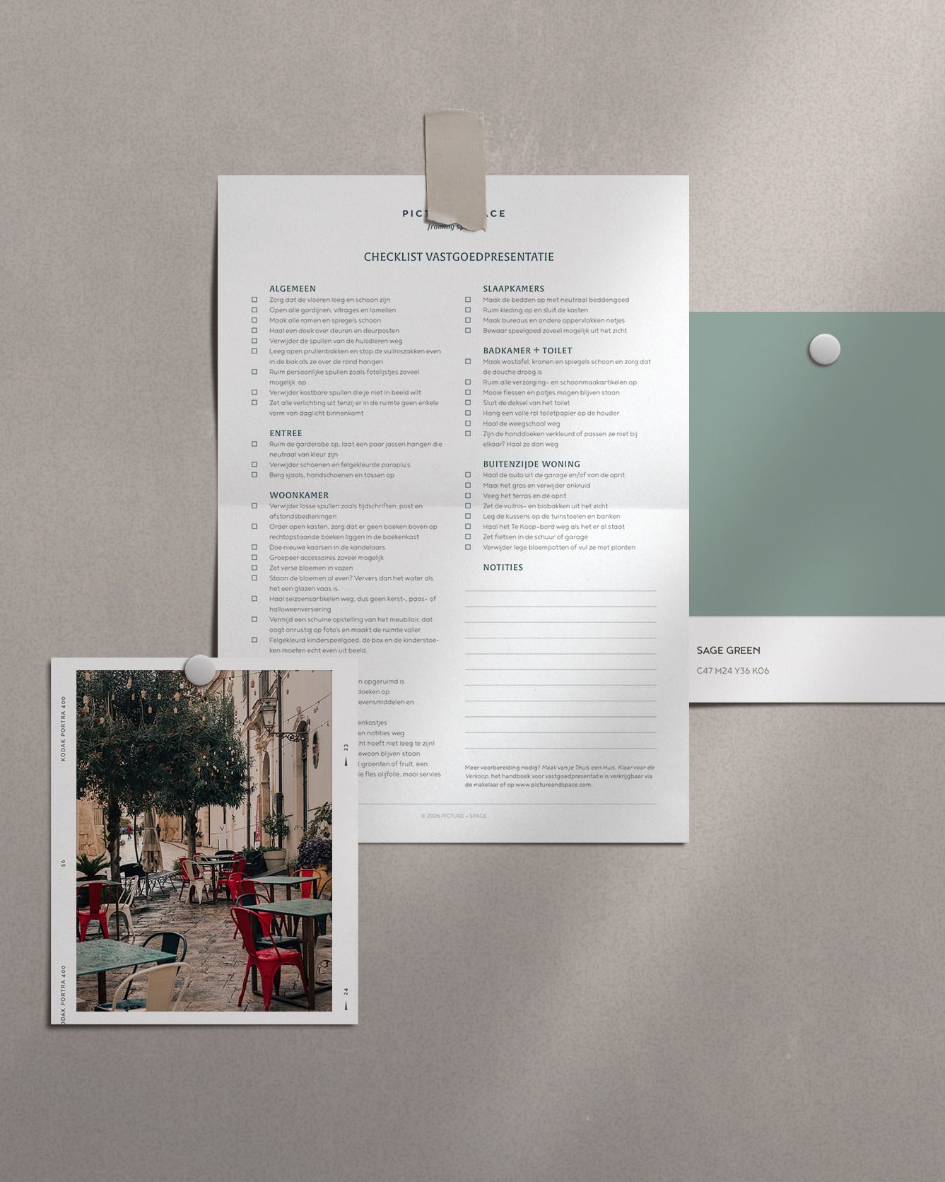 De checklist vastgoedpresentatie vastgemaakt met en stukje tape op een muur.