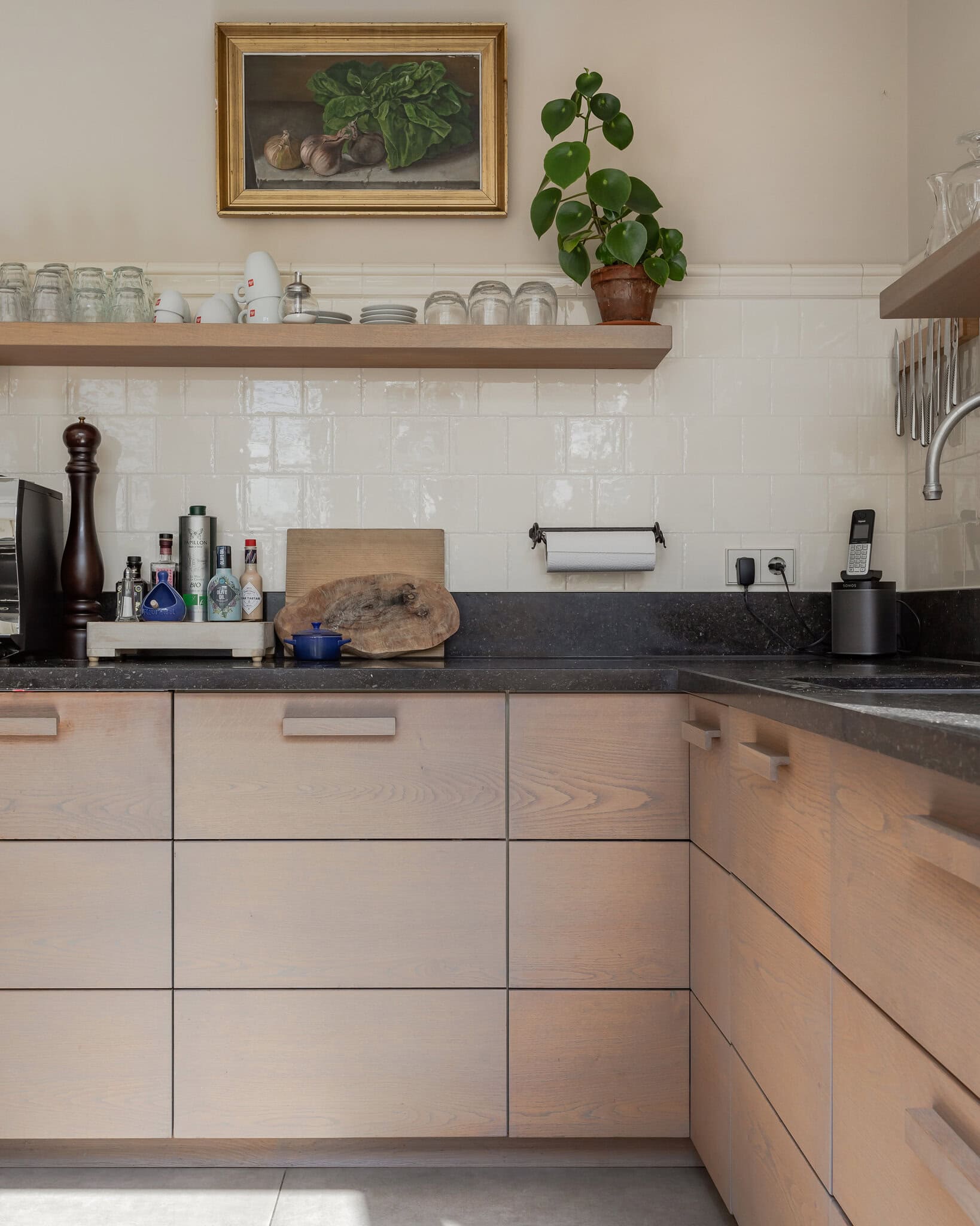 Strakke eikenhouten keuken met accessoires in landelijke stijl